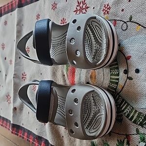 CROCS SANDALS BOYS SIZE  10 EUC MINOR SCRATCHES